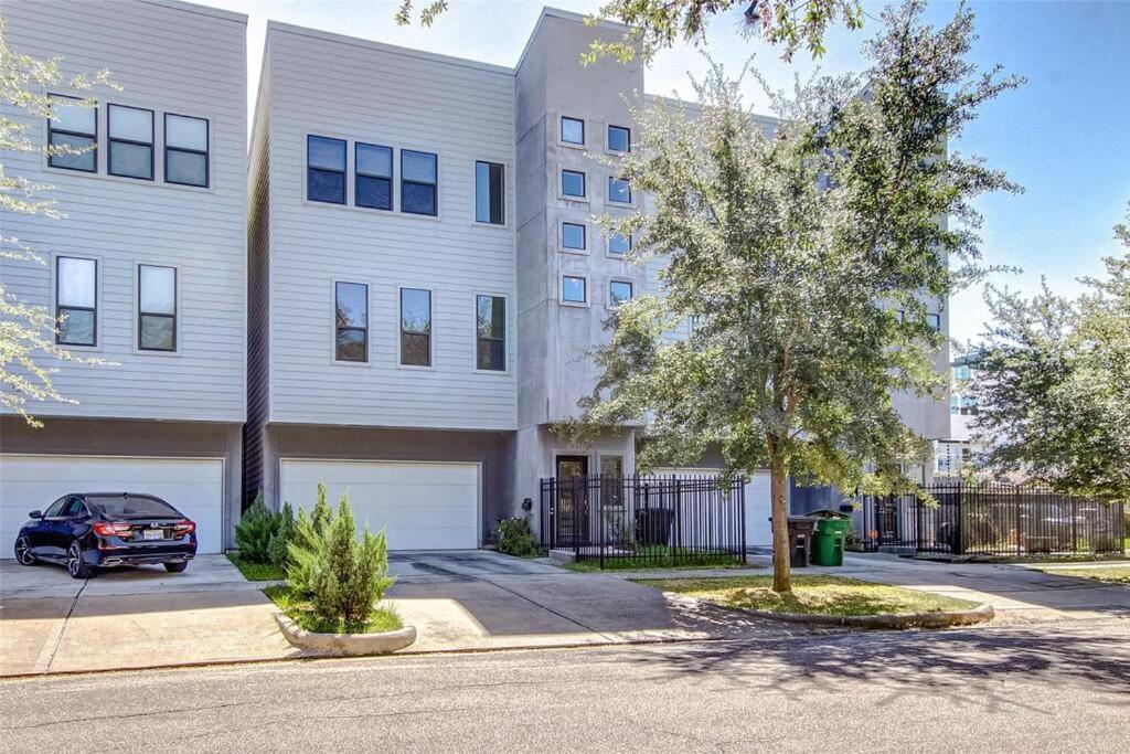 3-story Downtown Getaway Holiday home *